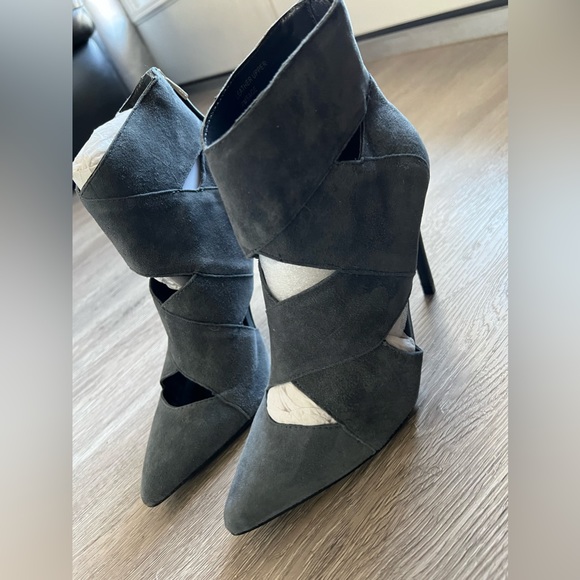 Marciano grey heels size 7.5 - Picture 4 of 4